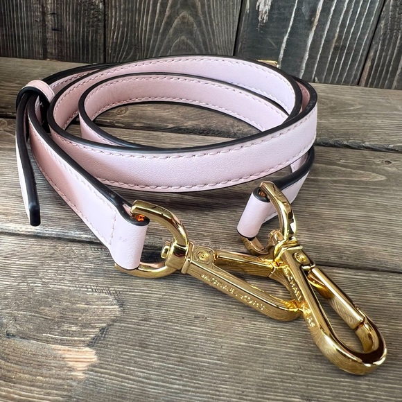 MICHAEL KORS Manhattan
Medium Leather Satchel Handbag in Powder Blush - Picture 8 of 10